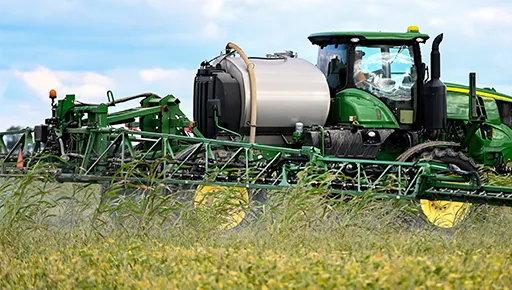 tractor sprayer spraying field
